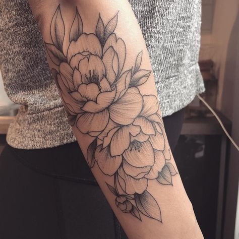 Magnolia Tattoo, Bauch Tattoos, Tattoo Thigh, Blackwork Tattoos, Floral Tattoos, Beauty Of Flowers, Floral Tattoo Sleeve, Rosen Tattoo, Sunflower Tattoos