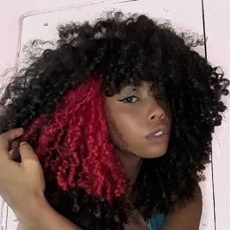 Black Hair Ideas Color, Peekaboo Hair Curly, Curly Peekaboo Hair, Cute Colors To Dye Your Hair, Red And Black Curly Hair, Curly Hair Under Dye, Pink Highlights Curly Hair, Colored Hair Curly, Peekaboo Curly Hair