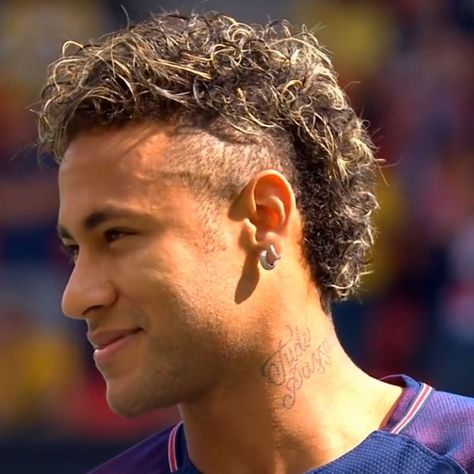 Neymar Hairstyle 2022, Neymar Jr Haircut, Hairstyle Neymar, Faded Beard Styles, Neymar Jr Hairstyle, Hair Cuts 2017, Football Skills, Grey White Hair, Beard Fade