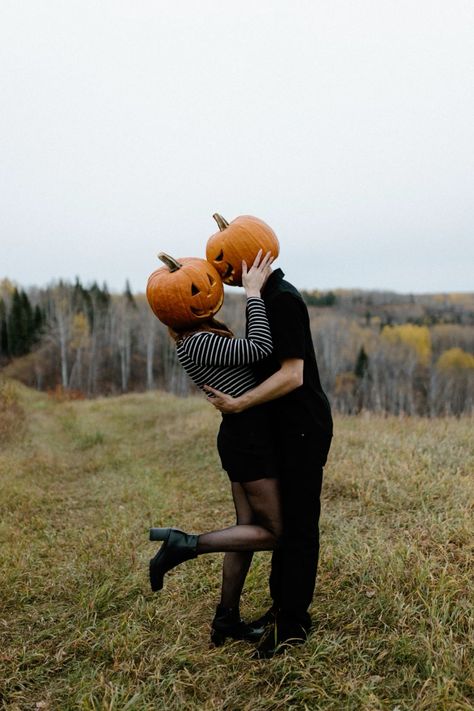 Creative Pumpkin Head Couples Photoshoot IdeasCapture the spooky season with a fun and creative pumpkin head couples photoshoot. Perfect for adding a unique twist to your Halloween memories! 🎃📸✨ #PumpkinHead #CouplesPhotoshoot #HalloweenInspiration #SpookySeason #CreativePhotography Pumpkin Head Couple Pictures, Pumpkinhead Photoshoot, Pumpkin Couple, Pumpkin Head Photoshoot, Head Photoshoot, Pumpkin Photography, Halloween Parejas, Vintage Halloween Photos, Wow Photo