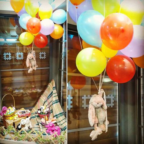 Easter Display Retail Shop Windows, Funny Window Display, Cafe Window Display Ideas, Moving Window Display, Easter Retail Window Displays, Gift Store Window Display, Picnic Window Display, Easter Store Display, Easter Display Retail