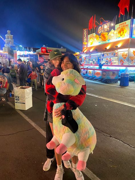 Couples At Fair Carnivals, Carnival With Boyfriend, Fair Couple Pics, Fair With Boyfriend, Carnival Couple Pictures, Fair Pictures Ideas Couple, Couples At The Fair, Fair Pictures Friends, Carnival Stuffed Animals