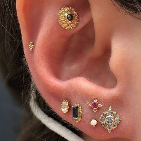 Nail Inspo Silver, Music Artist Aesthetic, Jewellery Stack, Chunky Jewellery, Jewerly Ring, Bijoux Art Nouveau, Pretty Ear Piercings, Cool Ear Piercings, Bracelet Stacks