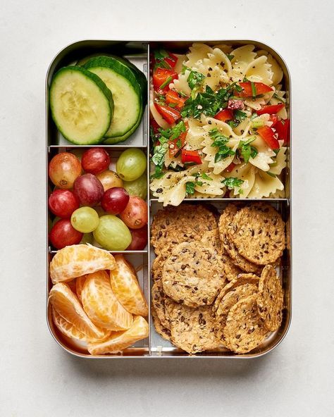 10 Easy Vegan Lunch Box Ideas — A Lunch Box for Everyone Vegan Lunch Box Ideas, Vegan Lunch Box, Menu Sarapan Sehat, Easy Vegan Lunch, Quick Easy Vegan, Lunch Box Ideas, Pasti Sani, Resep Diet, Idee Pasto