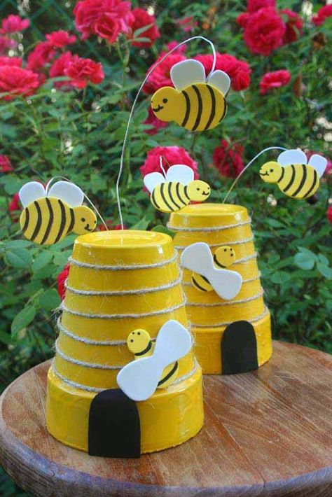 EASY Spring BEE Project!! Here are the supplies & a step to guide you need all in one spot: Shopping List: #1 - Set of 6 clay pots ships FREE with prime --->OR set of 3 clay pots  #2 - Crayola Yellow paint - this is an add-on item #3 - 144 Craft bees currently ships FREE w prime --> Or see #6 and make your own… Fun Garden Projects, Koti Diy, Clay Pot Projects, Clay Pot People, نباتات منزلية, Terra Cotta Pot Crafts, Flower Pot Crafts, Clay Pot Crafts, Bee Crafts