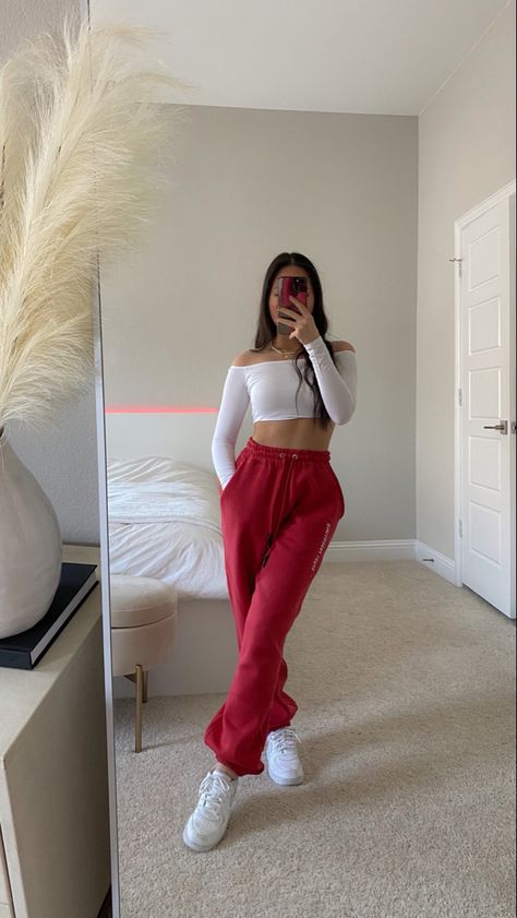 Red Joggers Outfit, Red Sweatpants Outfit, Outfit Pantalon Rojo, Red Tracksuit, Looks Adidas, Red Sweatpants, Red Joggers, Girl Sweatpants, Tracksuit Outfit