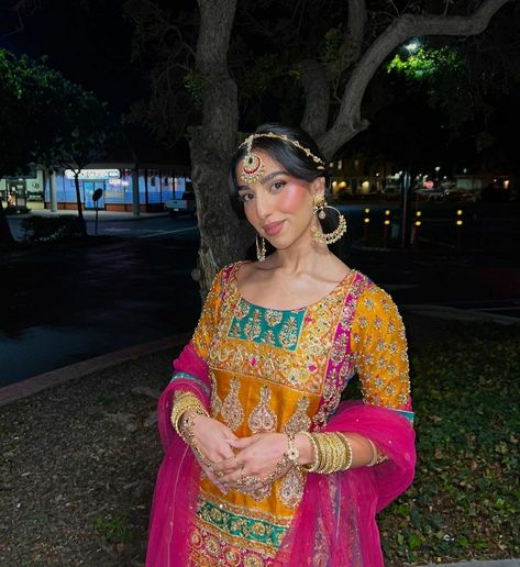 Somali Wedding, Indian Fits, Pakistani Aesthetic, Ethnic Clothes, Desi Aesthetics, Desi Wedding Dresses, Indian Princess, Punjabi Outfits, Desi Wear