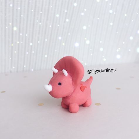 Polymer clay dinosaur from @lilyxdarlings on instagram Cute Dinosaur Crafts, Mini Clay Dinosaur, Clay Crafts Dinosaur, Cute Clay Dinosaur, Easy Clay Dinosaur, Easy Mini Clay Ideas, Dinosaur Clay Art, Clay Challenge Ideas, Simple Clay Figures