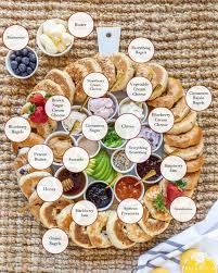 Bagel Board Breakfast, Breakfast Charcuterie Board Bagels, How To Serve Bagels At A Party, Bagel Charcuterie Board Ideas Simple, Continental Breakfast Charcuterie Board, Charcuterie Board Bagels, Bagels And Cream Cheese Platter, Mini Bagel Charcuterie Board, Bagel Tray Ideas