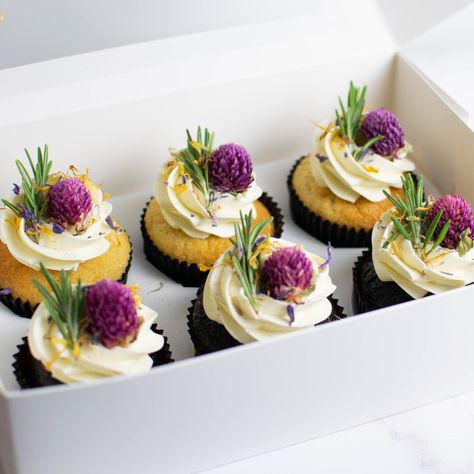 Our rustic-themed cupcakes feature a mixture of vanilla and chocolate cupcakes topped with vanilla buttercream, seasonal herbs and dried edible florals. These cupcakes are regular-sized and come in a box of 6 or in a box of 2 (min order. 3 boxes)⁠ ⁠ Preorder online at www.edithpatisserie.com Beautiful Wedding Cupcakes, Rustic Theme Cupcakes, Edible Flowers On Cupcakes, Real Flower Cupcakes, Cupcakes With Real Flowers, Cupcakes With Fresh Flowers, Cupcakes With Dried Flowers, Cupcakes With Greenery, Dried Flower Cupcakes