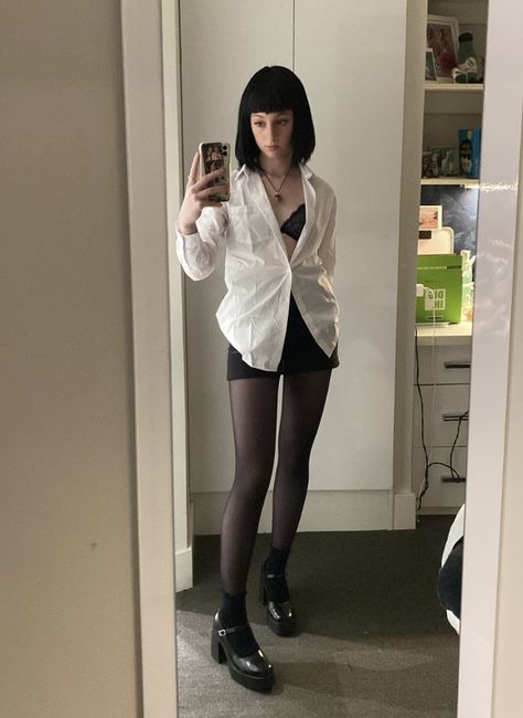 Halloween Outfit Inspo 2023, Cool Women Halloween Costumes, White Button Up Halloween Costume, Film Halloween Costumes Women, Fantasia Mia Wallace, Mia Pulp Fiction Halloween, Halloween Costumes For Dark Hair Women, Blazer Costume Halloween, Pulp Fiction Mia Wallace Costume