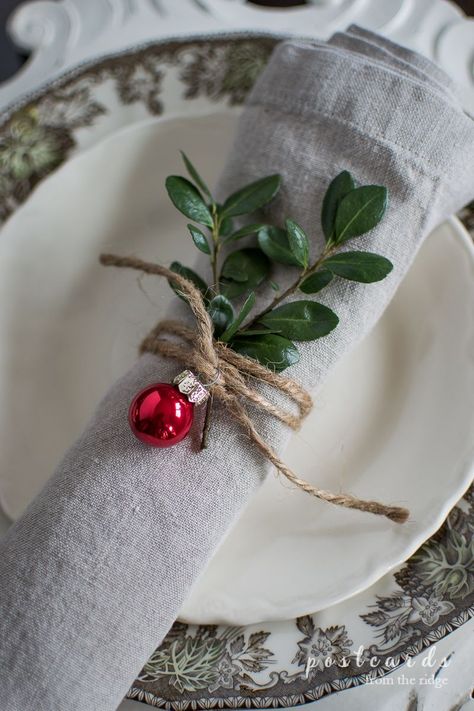 Rustic Christmas Table, Modern Jul, Christmas Table Decorations Centerpiece, Creative Christmas Crafts, Jul Diy, Diy Christmas Table, Diy Jul, Deco Table Noel, Centerpiece Christmas