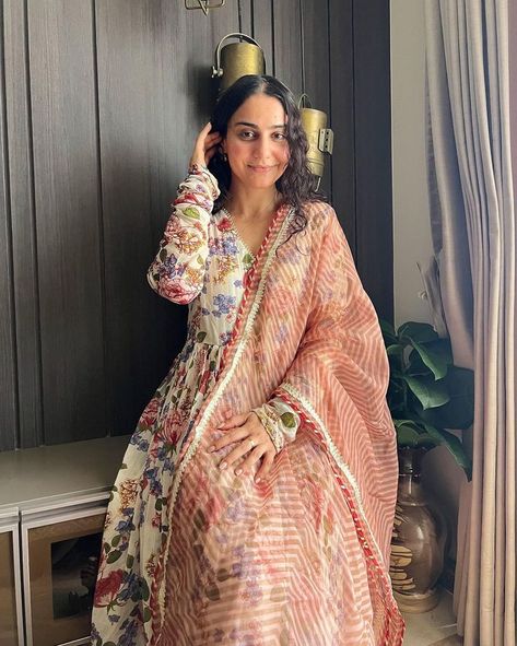 No makeup, wet hair, we wearing just a smile today, Happy Rakhi everyone ❤️ . Outfit : @theloom.in . Happy Rakhi, No Makeup, Simple White, Wet Hair, We Wear, A Smile, Birthday Ideas, Birthday, Floral