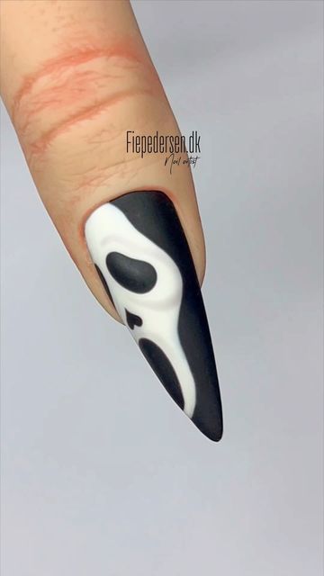 Fie Pedersen ❤︎ Nail Artist on Instagram: "[reklame] 𝐘𝐨𝐮 𝐥𝐢𝐤𝐞 𝐬𝐜𝐚𝐫𝐲 𝐦𝐨𝐯𝐢𝐞𝐬 ? All products from @lovelecente •Black & White magic create •Matte topcoat #gelnails #nailinspiration #nailsonpoint #instagramnails #acrylicnails #nailideas #nailedit #naileditdaily #nailpro #nails #nailsofinstagram #nailart #nailsonfleek #nailsoftheday #naildesigns #nailtech #nailinspo #nailaddict #nailfashion #nailartist #scream #ghostface #scary #halloween" Scream Movie Nail Art, Black Ghostface Nails, Scary Movie Nail Art, Halloween Ghostface Nails, Scream Mask Nails, Horror Movies Nails, Uñas Scary Movie, Ghostface Nails Acrylic, Scream Movie Nails