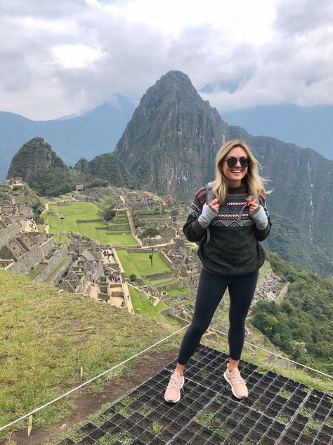 Remote Year travel blogger Jessica Sturdy of Bows & Sequins at Machu Picchu in Peru. Jessica is wearing matte black Le Specs Prince Aviator sunglasses, a Peruvian sweater, black Lululemon leggings, and Adidas Ultraboost sneakers. Wander Outfits, Machu Picchu Outfit, Peruvian Sweaters, Climbing Outfits, Black Lululemon Leggings, Walking Outfits, Hiking Outfit Women, Peru Travel, Lima Peru