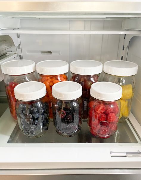 MUST TRY this fruit in mason jars hack! the how-to berry, fruit & veggie prep for the whole week tutorial is so helpful and helps you with meal prep and healthy eating all week long Fruits In Mason Jars, Fruit In Mason Jars, Storing Veggies, Veggie Prep, Healthy Fridge, Jar Salad, Plastic Mason Jars, Mason Jar Storage, Fall Afternoon