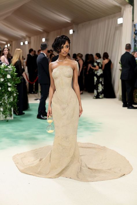 Tyla Makes Her Met Gala Debut in a Sandy Balmain Body-Cast Gown Tyla Met Gala, The Met Steps, Full Body Cast, Met Gala Dresses, Body Cast, Gala Fashion, Revealing Dress, Art Study, The Met Gala