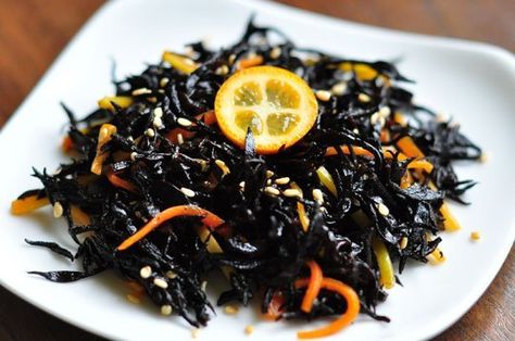 Recipe: Hijiki with Carrots // love carrots love seaweed obviously this has my name on it Hijiki Salad, Hijiki Seaweed, Spirulina Recipes, Macrobiotic Recipes, Easy Vegetable Recipes, Sleep Disorder, Sweet Smoothies, Seaweed Snacks, Superfood Salad