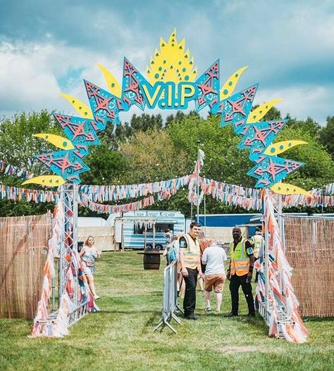 Mini Festival Ideas, Vip Area Ideas, Vip Festival Area, Music Festival Party Decorations, Festival Vip Area, Music Festival Themed Party Decoration, Outdoor Festival Decor, Festival Ideas Decoration, Festival Archway