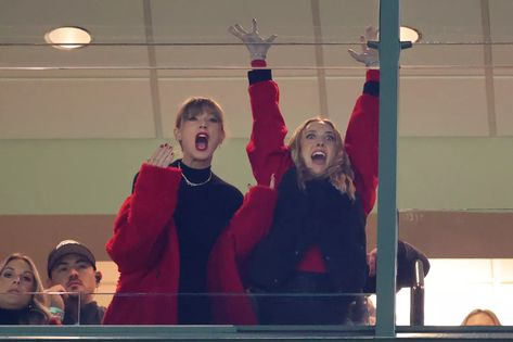 Taylor Swift Winterized Her Chief's Game Day Outfit With a Red Teddy Coat Nfl Wives, Brittany Mahomes, Chiefs Game, Erin Andrews, The Chiefs, Taylor Swift Red, Travis Kelce, Taylor Swift Fan, Teddy Coat