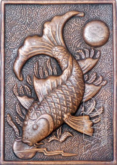 Fish Holding the Moon, Copper Embossed Painting by Le Van Phu. This piece would be useful to show students the detail and care that is possible with metal embossing work. The textures used are incredible and intricate. This whole website provides superb examples of great textures and craftsmanship. Holding The Moon, Copper Embossing, Embossed Painting, Tin Foil Art, Metal Embossing Art, Emboss Painting, Aluminum Foil Art, Pewter Art, Afrique Art