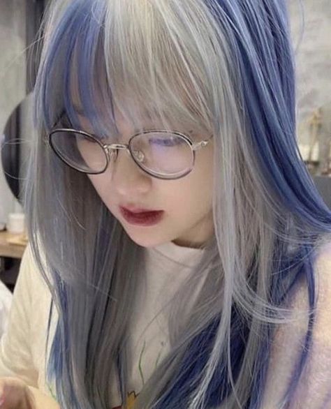 Blue Hair With White Bangs, Blue Hair With White Highlights, Korean Hair Color, Dyed Hair Inspiration, Hair Inspiration Short, Pretty Hair Color, Hair Stylies, 짧은 머리, Hair Dye Colors