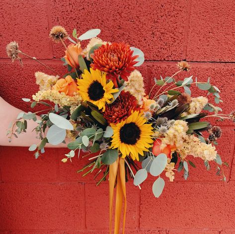 Sunflower Wedding Arrangements: Bridal Bouquet with Natural Autumn Accents Sunflower And Peony Bouquet, Sunflower Wedding Arrangements, Planning 2024, Eucalyptus Wedding Decor, Dried Sunflowers, Sunflower Bridal Bouquet, Boho Bridal Bouquet, Sunflower Wedding Decorations, Modern Florals