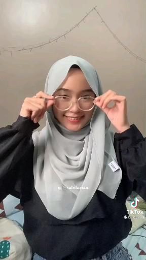 Hijab Fashion With Glasses, Shawl Tutorial Hijab For Glasses, Tutorial Tudung, Easy Hijab Style, Style Hijab Simple, Shawl Tutorial, Tudung Shawl, Pakaian Hipster, Fesyen Islam