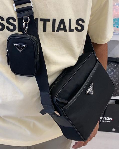 Men With Bags Fashion, Prada Crossbody Bag Men, Men Designer Bag, Designer Bags Men, Prada Bag Men, Men’s Bags, Mens Designer Bag, Crossbody Bag Outfit, Black Men Fashion Urban