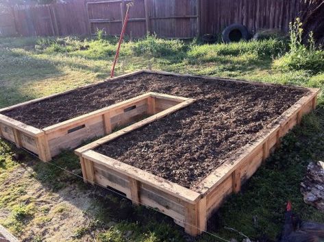 10′ x 10′ Keyhole Raised Bed Made from Shipping Pallets | 25+ garden pallet projects Pallet Gardening, Diy Garden Bed, Building Raised Garden Beds, Pallet Garden Furniture, Raised Flower Beds, Vegetable Garden Raised Beds, Garden Pallet, Building A Raised Garden, Shipping Pallets