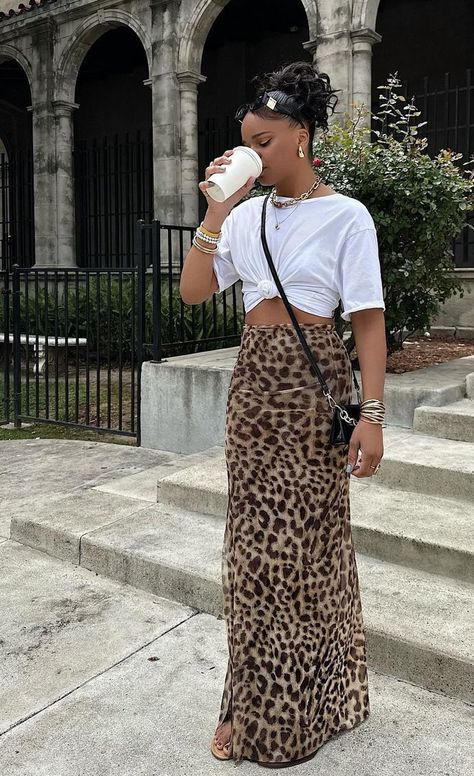 Leopard Print Skirt Outfit, Leopard Skirt Outfit, Printed Skirt Outfit, Look Legging, Leopard Print Outfits, Leopard Outfits, Skandinavian Fashion, Downtown Outfits, Estilo Denim