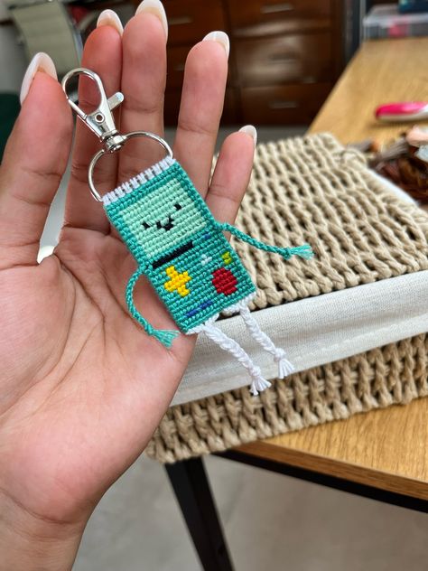 Check out this adorable BMO keychain from Adventure Time, made entirely from thread by @pulseritas.co or gisa on BB! It's such a creative and fun design. If you're a fan of BMO and love crafting, you should definitely give this a try. Head over to Braceletbook for more amazing patterns and get inspired to create your own masterpiece!  Happy crafting! 🎨🧵✨  Pattern #47412  #braceletbook #BraceletLove #BMO #keychain #AdventureTime Alpha Patterns Bmo, Keychain Bracelet Pattern, Bmo Keychain, Adventure Time Alpha Pattern, Embroidery Thread Keychain, Alpha Patterns Keychain, Alpha Keychain Pattern, Alpha Pattern Keychain, Alpha Friendship Bracelets