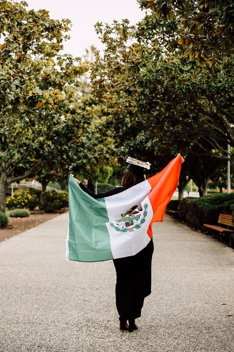 Graduation session on campus at Cal State East Bay in Hayward, California. Rocio Rivera Photography Mexican Flag Graduation Pictures, Usc Photoshoot, Latina Graduation Pictures, Masters Photoshoot, Graduation Cap Pictures, Graduations Ideas, Bachelors Degree Graduation, Graduation Preschool, Graduation Designs