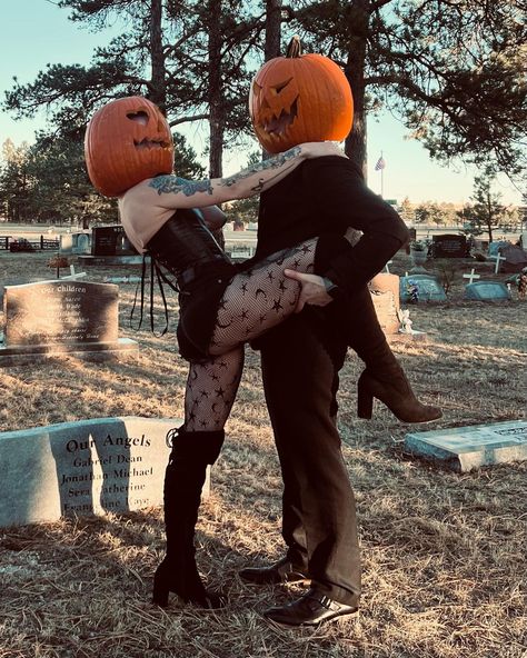 Boyfriend And Girlfriend Matching Halloween Costumes, Couples Costumes Horror Movies, Halloween Onsies Couples, Cute Couple Halloween Activities, Couple Poses For Halloween, Halloween Activities With Boyfriend, Halloween Pics With Boyfriend, Halloween Picture Ideas For Couples, Just Married Halloween Costumes