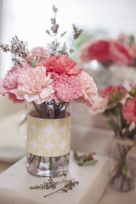 Simple Pink Carnation Centerpieces - I really like these! Easy to put some patterned paper on jars or something. Flower Base Ideas, Pink Carnation Centerpieces, Carnations Centerpieces, Carnations Bouquet, Carnation Centerpieces, Carnation Wedding, Diy Centerpiece, Studio Diy, Pink Carnations