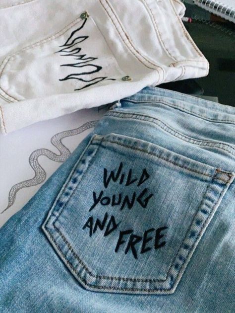 Custom Jeans Sewing, Diy Pants Paint Aesthetic, Cute Jean Painting Ideas, Paint On Jeans Diy, Drawing On Jeans Ideas Aesthetic, Embroidery On Black Jeans, Jeans Embroidery Aesthetic, Diy Custom Jeans Ideas, Painted Jeans Aesthetic