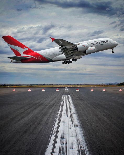 pontian69 • What a perspective of a whale takeoff😍🤯 • Also follow our main accounts  @av.spotter @roth_aviation • and our partners… Qantas A380, Qantas Airlines, Air Tahiti, Plane Photography, Airline Cabin Crew, Airplane Flight, Airplane Wallpaper, Flying Vehicles, Air Photo