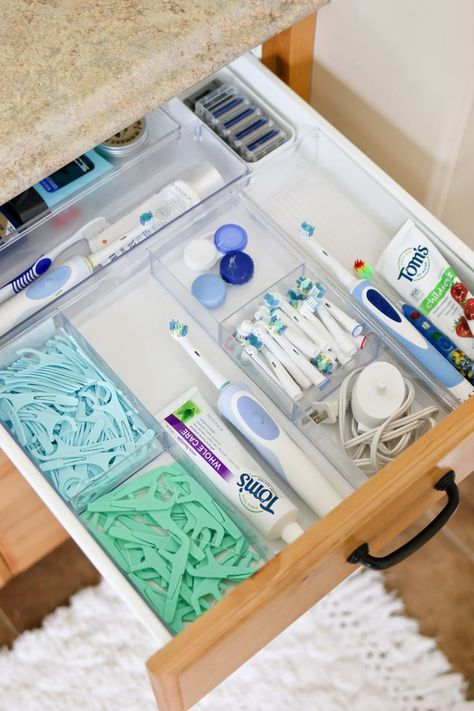 Supplies, tips and ideas for organizing bathroom drawers and cupboards. #bathroom #bathroomorganization #organization #organizing #organizingbathroom #homeorganization #camitidbits #tidbits #organizingsupplies Organizing Bathroom Drawers, Functional Organization, Organizing Bathroom, Diy Bathroom Storage Ideas, Dekorere Bad, Bathroom Drawer Organization, Organize Life, Ideas For Organizing, Diy Bathroom Storage