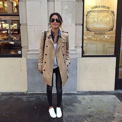 trench-coat-and-white-sneakers via Beige Trench Coat Outfit, Sincerely Jules Style, Trenchcoat Outfit, Casual Chique Stijl, Trench Coat Outfit, Beige Trench Coat, Classic Trench Coat, Coat Outfit, Mode Casual