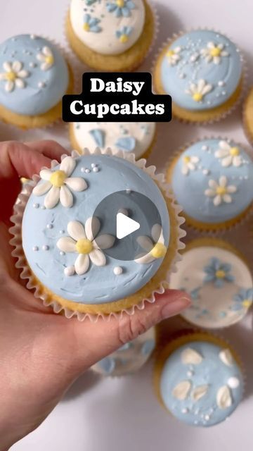 Lollipop Cake Supplies on Instagram: "The sweetest little mini daisy cupcakes but the talented @alexlarosa 😍 these teeny floating daisies and daisy petals remind me of spring days and lemonade 🌸🍋 • • • • #daisycupcake #buttercreamcupcake #buttercream #cupcakeart #cupcakeartist #buttercreampiping" Blue Daisy Birthday Party Ideas, Daisy Macarons, Daisy Cupcakes, Lollipop Cake, Daisy Party, Daisy Petals, March Wedding, Frosting Tips, Buttercream Cupcakes