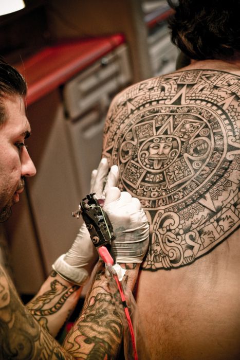 pedra del sol  Aztec Tattoos Masculinas, Mayan Tattoos, Aztec Tattoos, Mechanic Tattoo, Aztec Tattoo Designs, Aztec Tattoo, Aztec Calendar, Парные Тату, Great Tattoos