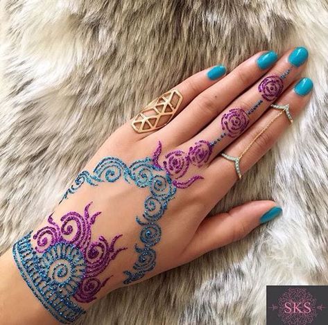 Colourful Henna And Mehndi Designs (9) Tato Grunge, Glitter Henna, White Henna Designs, Henne Tattoo, Jagua Henna, Henna Color, Tato Henna, White Henna, Beautiful Henna Designs