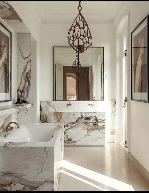 French Hotel Bathroom, Parisian Modern Bathroom, Modern Parisian Bathroom, Parisian Chic Style Home, Parisian Bathroom French Style, Parisian Style Bathroom, Modern Parisian Interior, Parisian Bathroom, Parisian Modern