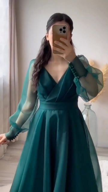 Latest Frock Designs For Women, Frock Designs For Women, Green Dress Outfit, Full Sleeves Design, मेहंदी डिजाइन, Hand Dress, Long Gown Design, Simple Frocks, Anarkali Dress Pattern