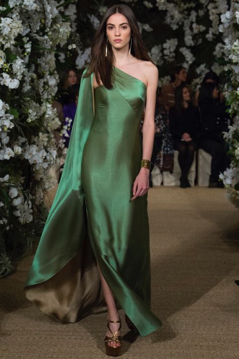 One sleeve green gown with draping from Ralph Lauren’s spring-summer 2017 collection Camille Hurel, Chique Outfits, Green Gown, Fashion Dresses Casual, Armani Jeans, Couture Gowns, Gorgeous Gowns, Outfits Casual, Spring 2017