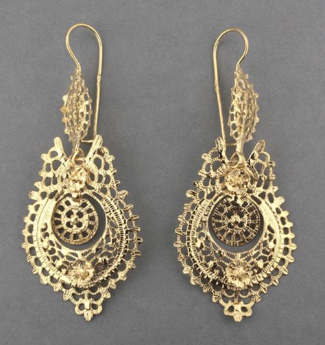 Portuguese gold filigree earrings Portuguese Jewelry, Ethereal Jewelry, Moda Hippie, Bijoux Art Nouveau, Gold Filigree Earrings, Filigree Jewelry, Handmade Fashion Jewelry, Bridal Gold Jewellery Designs, Filigree Earrings