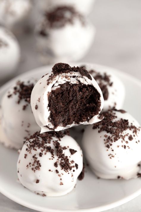 https://insanelygoodrecipes.com/wp-content/uploads/2020/12/White-Chocolate-Cookie-Truffles-683x1024.webp Moroccan Desserts, Oreo Balls Recipe, New Years Eve Dessert, Oreo Cookie Balls, Cookie Balls, Halloween Food Desserts, Chocolate Candy Recipes, Chocolate Pairings, Oreo Balls