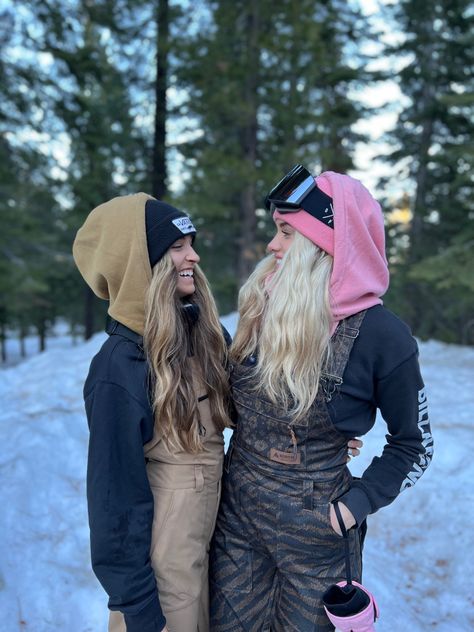 Tan Snowboarding Outfit, Green Snowboard Outfit, Cute Sledding Outfit, Snowmobiling Outfit Woman, Snow Boarding Outfits Woman Style, Women Snowboarding Aesthetic, Trendy Snow Outfits, Women’s Snowboard Outfit, Snowboard Women Outfit