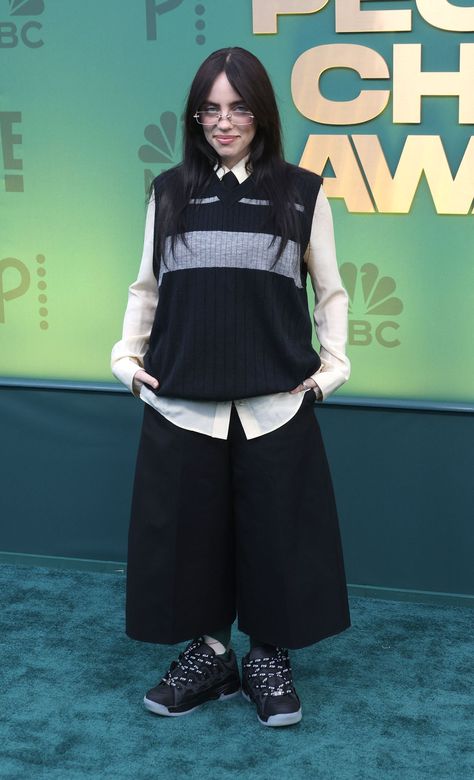 Billie Eillish Aesthetics Outfits, Billie Eilish Style Aesthetic, Billie Eilish Best Outfits, Iconic Billie Eilish Outfits, Billie Eilish Outfits Aesthetic, Billie Eilish Outfits 2024, Billie Eilish Jorts Outfit, Billie Eilish Standing, Billie Eilish Outfits Casual