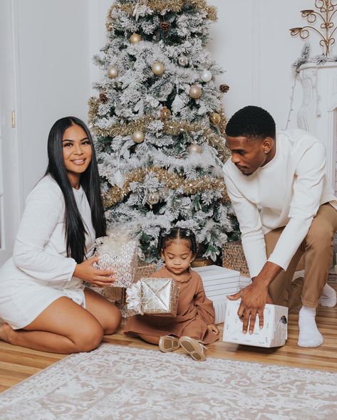 Holiday Family Photos Black Family, Brown Christmas Family Photos, Mommy Daughter Christmas Outfits, Pregnant Christmas Pictures Black, Black Families Christmas Pictures, Christmas Photoshoot Ideas Black Family, Christmas Pics Family Outfits, Luxury Black Family Photoshoot, Black Family Thanksgiving Pictures